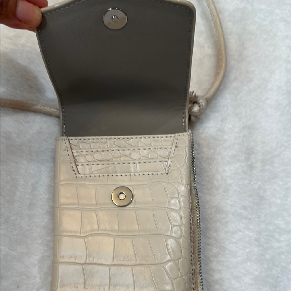 A New Day Cream Crossbody Bag with Elegant Style - Picture 5 of 11